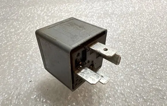 Volkswagen PASSAT B6 Other relay 8D0951253A