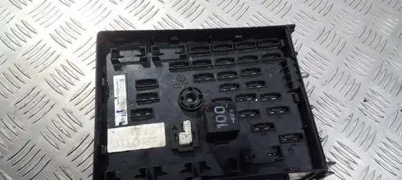 Volkswagen PASSAT B6 Fuse box set 3c0937125