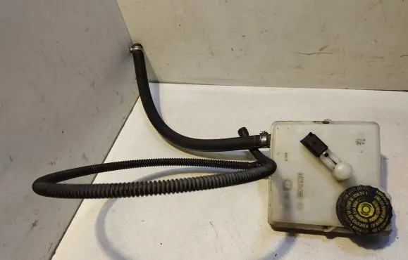 Brake fluid reservoir