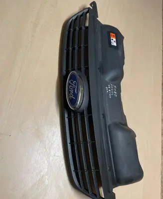 Ford Focus Front bumper upper radiator grill 8M518200