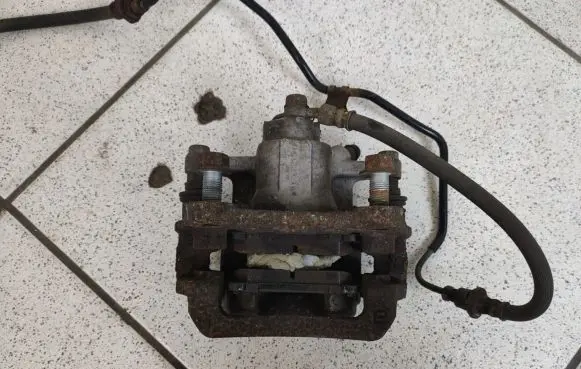 Toyota Sienna XL30 III Rear brake caliper 17621549