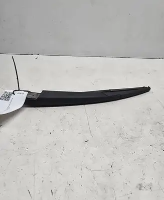 Rear wiper blade arm