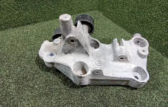 Renault Master III Generator/alternator bracket 117102273R
