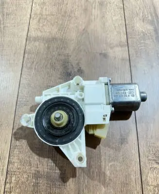 Mercedes-Benz C W204 Front door window regulator motor A2048200142 971133100