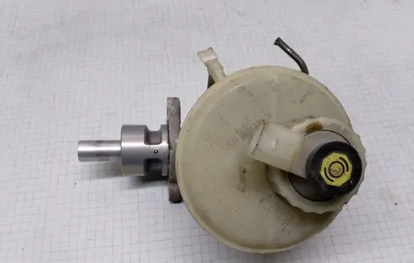 Volkswagen Golf III Master brake cylinder 1H1611307A