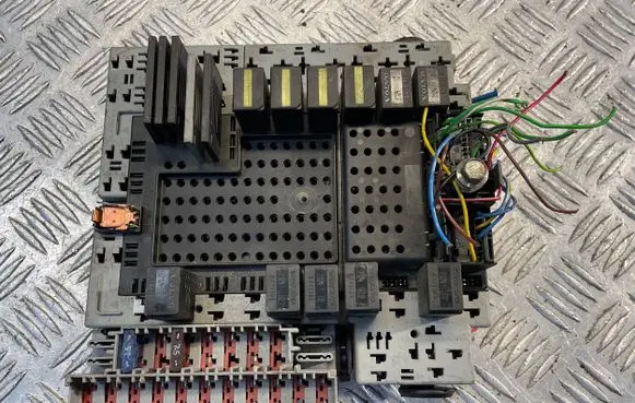 Volvo XC70 Fuse module 8688153 02W204 8645729