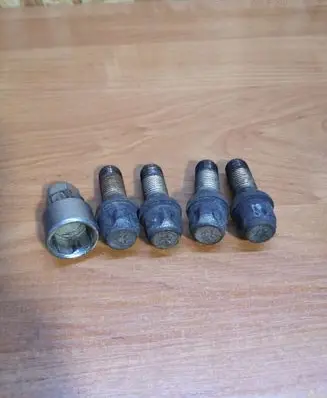 Volvo XC60 Anti-theft wheel nuts and lock 