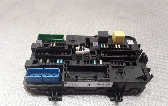 Opel Zafira B Fuse module 13268286
