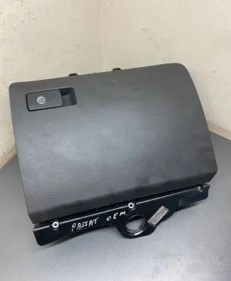 Volkswagen PASSAT B6 Glove box P0108671