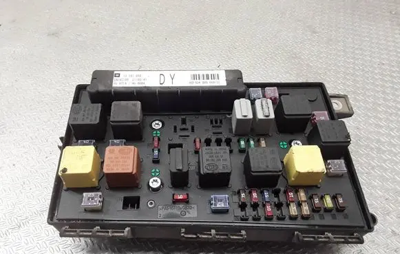 Opel Zafira B Fuse module 13181658