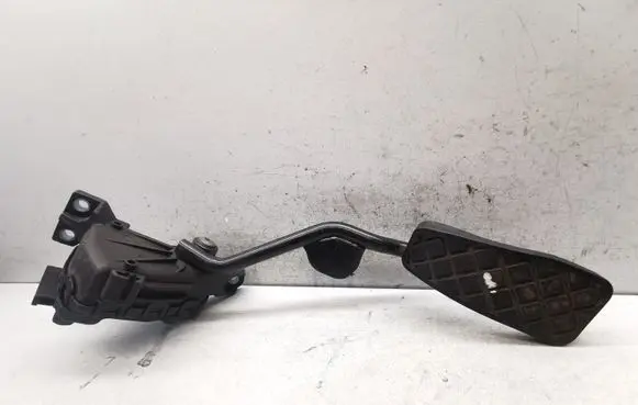 Accelerator throttle pedal