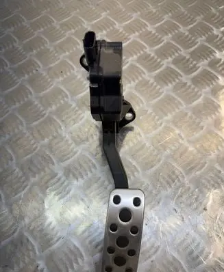 Accelerator throttle pedal