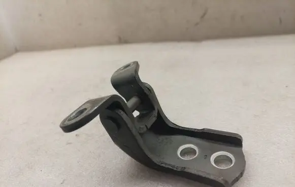 Toyota Corolla Verso AR10 Front door upper hinge 6871002050