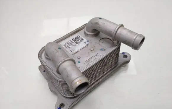 Renault Captur Engine oil radiator 213052032R