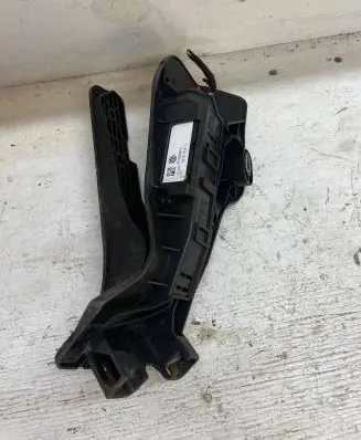 Accelerator throttle pedal
