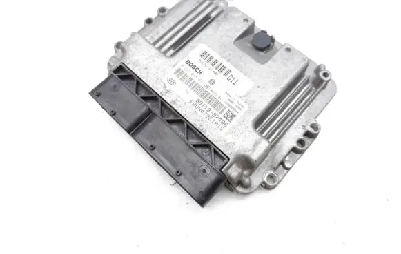 KIA Carens II Engine control unit/module 3911327486 0281015411