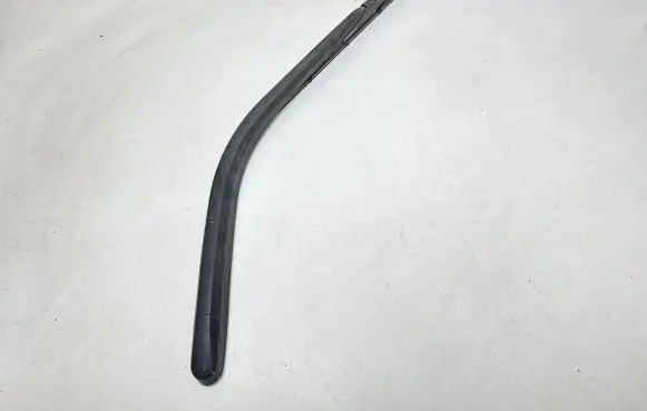 Rear wiper blade arm