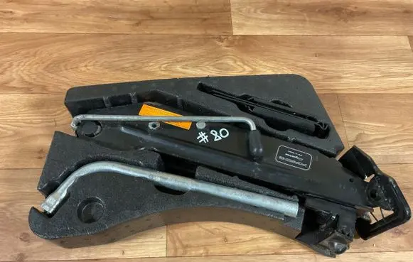 Volkswagen Touareg II Tool set 7P0011031A