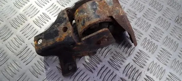 Mitsubishi Lancer Engine mount bracket