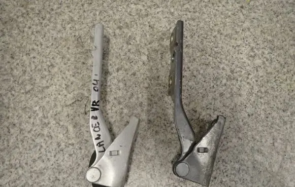 Mitsubishi Lancer Engine bonnet/hood hinges