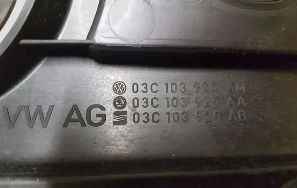 Volkswagen Golf V Engine cover (trim) 03C103925