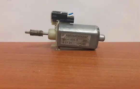 Mercedes-Benz C W203 Seat adjustment motor 0390201940 A2038202042
