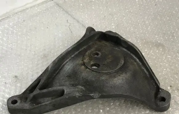 BMW 5 E39 Engine mounting bracket 1096080