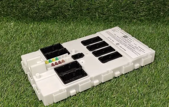 BMW 3 F30 F35 F31 Power management control unit 6824383 682438301 6135682438301