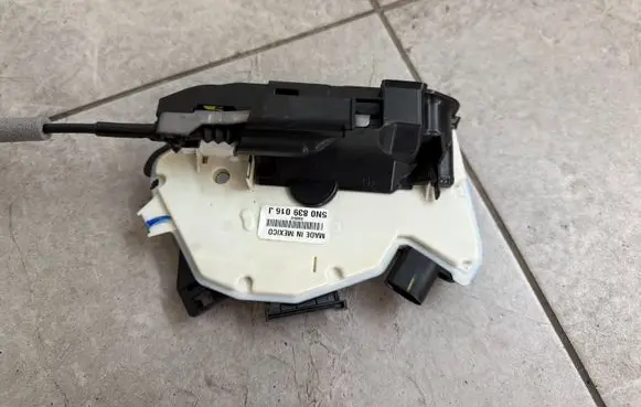 Volkswagen Amarok Rear door lock 5N0839016J SA8642