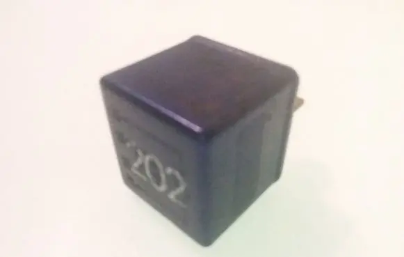 Volkswagen PASSAT B5 Other relay 30858687 8A0951253