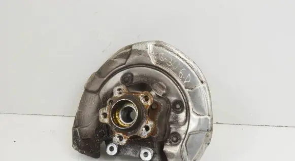BMW 5 G30 G31 Rear wheel hub 6861802
