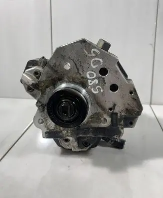 Volvo S80 Fuel injection high pressure pump 8689591