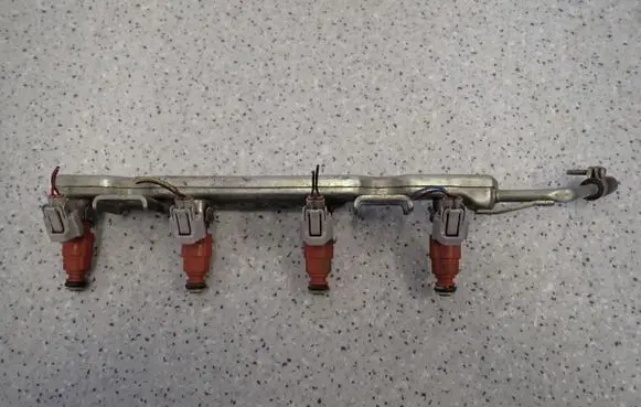 Nissan Almera N16 Fuel injector supply line/pipe 