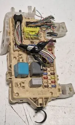 Toyota Corolla Verso AR10 Fuse module 892210F010 4390537656 05100421091402