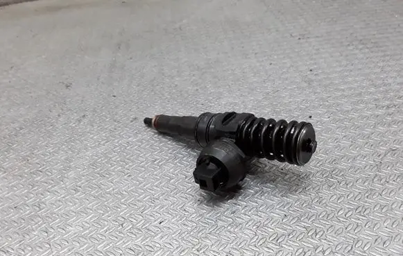 Volkswagen Golf V Fuel injector 038130073AG
