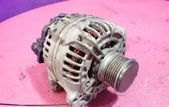 Volkswagen PASSAT B6 Generator/alternator 06F903023F