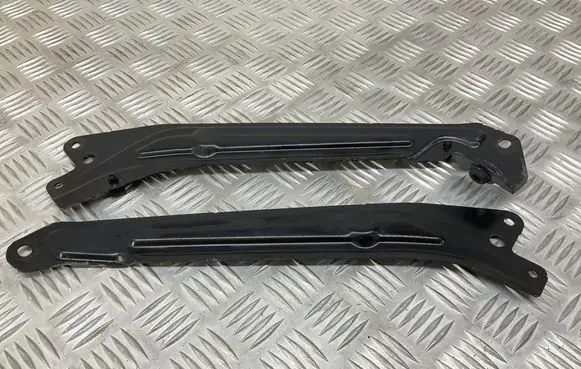 Skoda Yeti (5L) Radiator support slam panel bracket 5L0805932 5L0805931