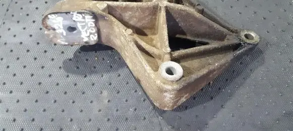 Opel Vectra B Engine mounting bracket