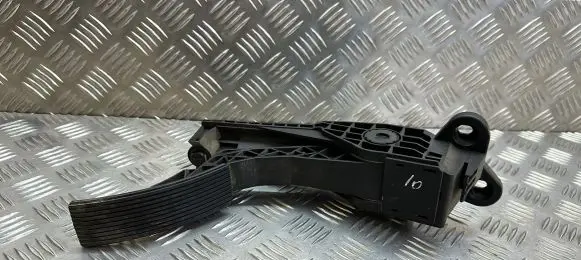 Mercedes-Benz ML W164 Accelerator throttle pedal A1643000104
