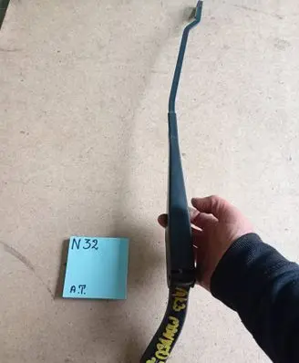 Ford Mondeo Mk III Front wiper blade arm 65498789789