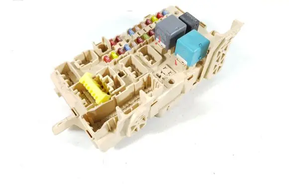 Toyota Avensis T250 Fuse module 82641-CA020-F