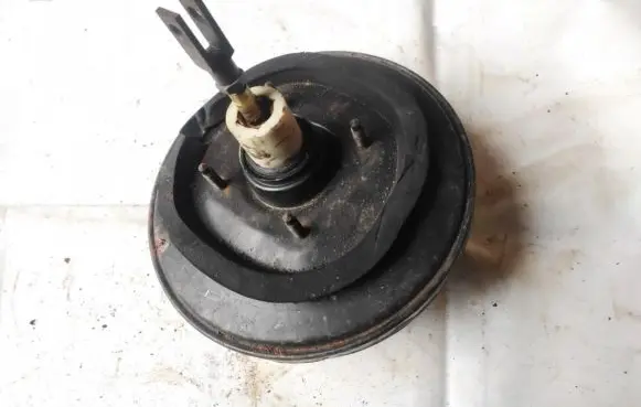 Volkswagen PASSAT B3 Brake booster 358612105a