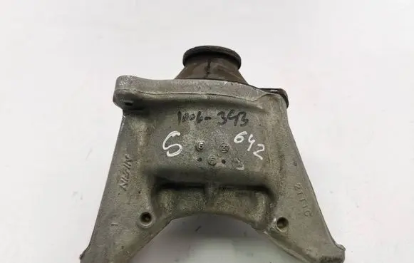 Honda CR-V Engine mount bracket