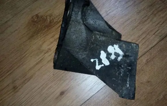 Nissan Almera N16 Engine mounting bracket