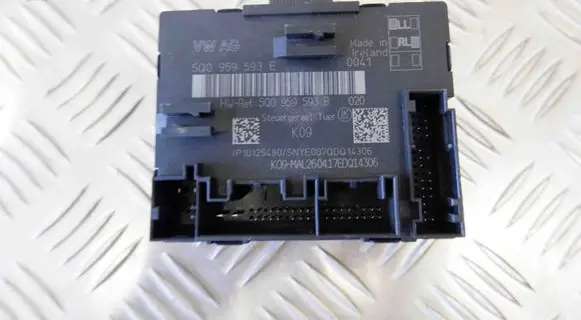 Volkswagen Tiguan Door control unit/module 5Q0959593B 5Q0959593E