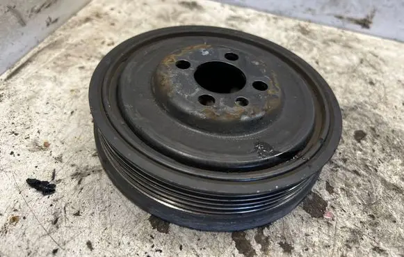 Volkswagen Golf V Crankshaft pulley 03G105243