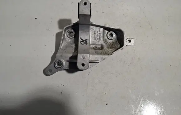 Volvo XC90 Engine mount bracket 32222253