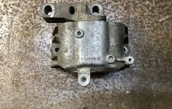 Volkswagen Caddy Engine mount bracket 1K0199262
