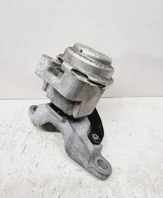Volvo S60 Engine mount bracket 31304038