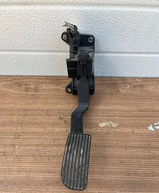 Mercedes-Benz Vito Viano W639 Accelerator throttle pedal A6393000604 0281002561
